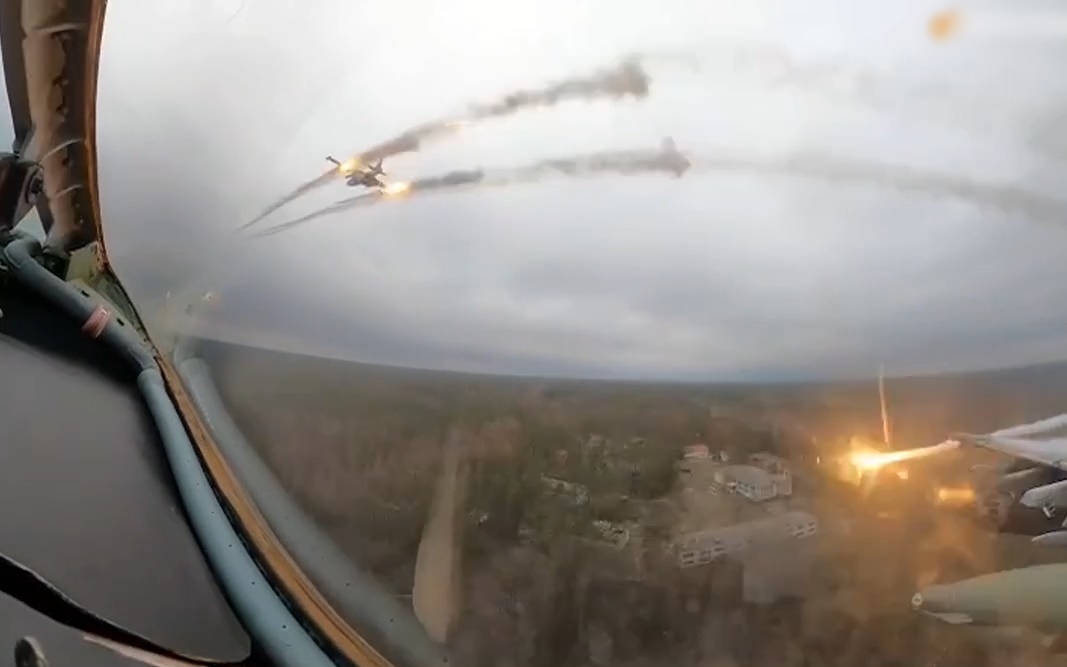 Cường kích Nga Su-25 “bay thấp, kéo cao” phóng tên lửa vào mục tiêu Ukraine